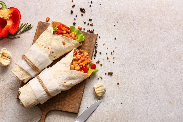 Tablero Con Deliciosos Burritos Especias Sobre Fondo Claro —  Fotos de Stock