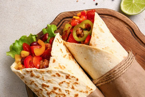 Hafif Arka Planda Lezzetli Burritoları Olan Tahta Yakın Plan — Stok fotoğraf
