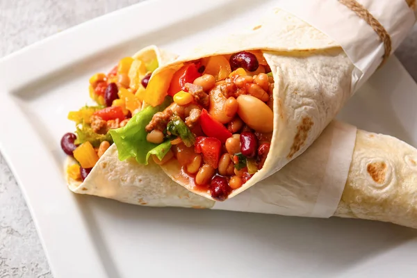 Assiette Avec Délicieux Burritos Sur Table Gros Plan — Photo