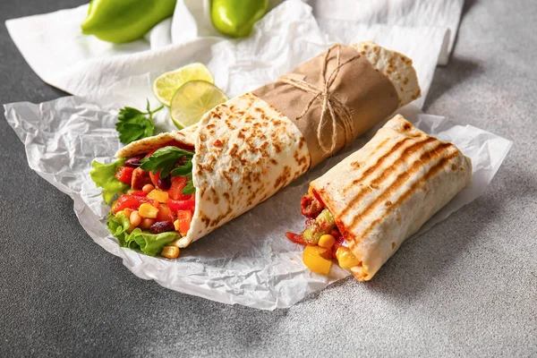 Pergament Mit Leckeren Burritos Und Limette Auf Grauem Hintergrund — Stockfoto