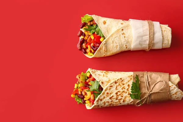 Lahodné Burritos Červeném Pozadí — Stock fotografie