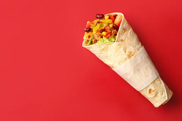 Kırmızı Arka Planda Nefis Burrito — Stok fotoğraf