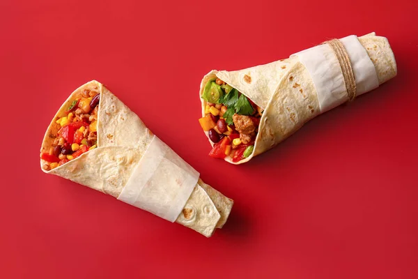 Délicieux Burritos Sur Fond Rouge — Photo