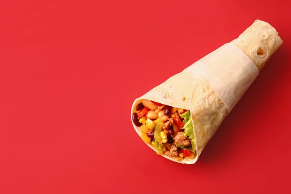 Delicioso Burrito Sobre Fundo Vermelho — Fotografia de Stock