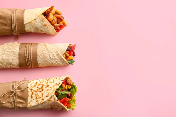 Délicieux Burritos Sur Fond Rose — Photo