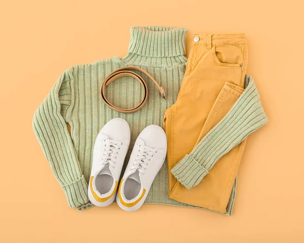 Weibliche Kleidung Schuhe Und Gürtel Auf Farbigem Hintergrund — Stockfoto