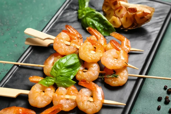 Board Grilled Shrimp Skewers Green Background Closeup — Stock Photo, Image