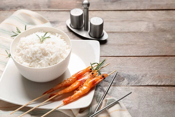 Plate Tasty Grilled Shrimp Skewers Rice Wooden Background — Fotografia de Stock