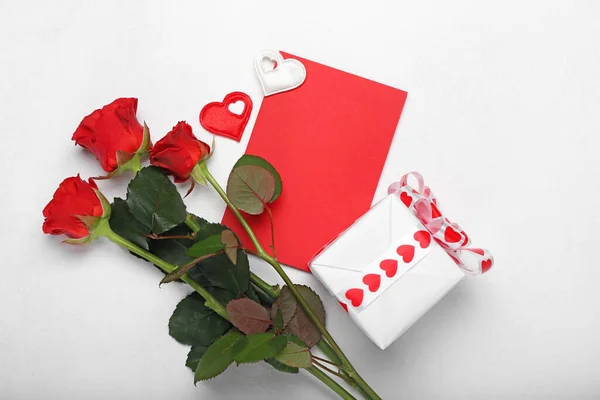 Bouquet Beautiful Roses Envelope Gift Box Valentine Day Light Background — 스톡 사진