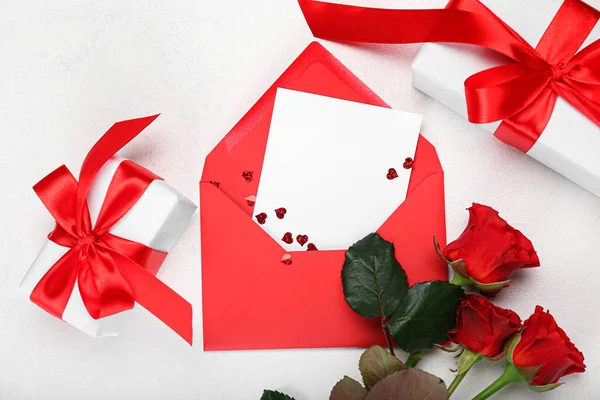 美しいバラ 明るい背景にバレンタインデーのための手紙とギフトボックス付きの封筒 — ストック写真