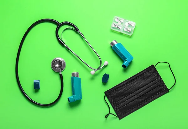 Asthma Inhalatoren Stethoskop Pillen Und Maske Auf Grünem Hintergrund — Stockfoto