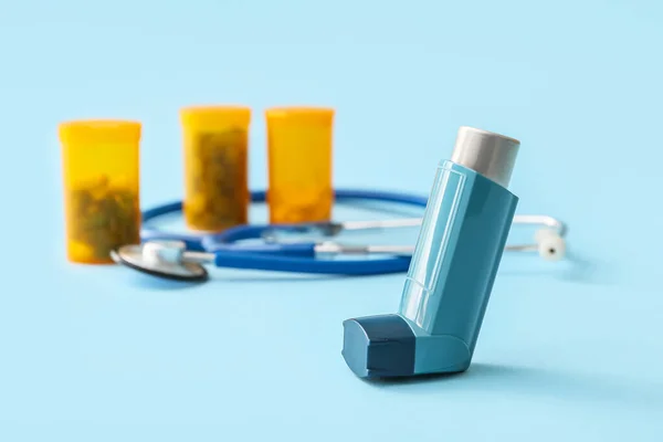 Astma Inhalator Blauwe Achtergrond Close — Stockfoto