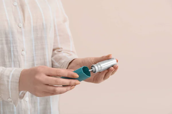 Woman Holding Asthma Inhaler Beige Background — Stock Photo, Image
