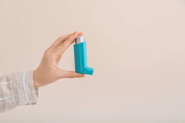 Woman Holding Asthma Inhaler Beige Background — Stock Photo, Image