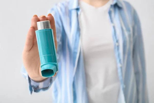 Mujer Sosteniendo Inhalador Asma Sobre Fondo Claro Primer Plano — Foto de Stock