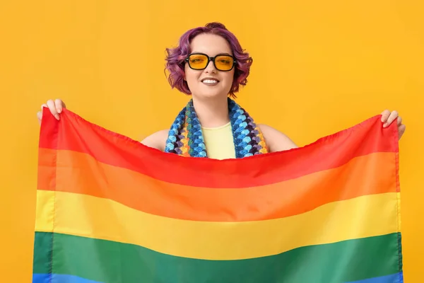 Jonge Vrouw Met Lgbt Vlag Gele Achtergrond — Stockfoto