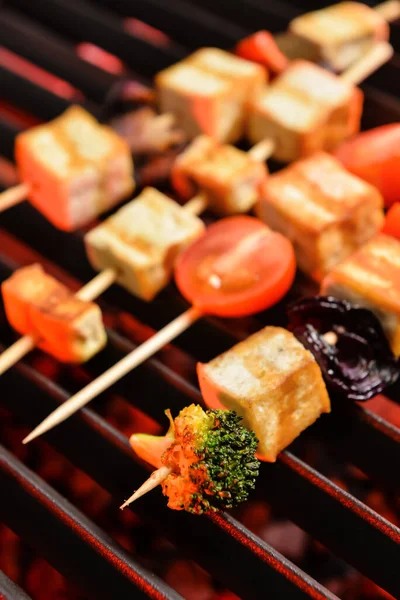 Espetos Com Queijo Tofu Saboroso Legumes Grelha Close — Fotografia de Stock