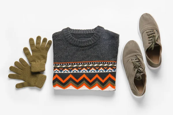 Männlicher Pullover Handschuhe Und Schuhe Auf Weißem Hintergrund — Stockfoto