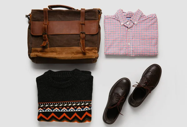 Männliche Kleidung Tasche Und Schuhe Auf Hellem Hintergrund — Stockfoto