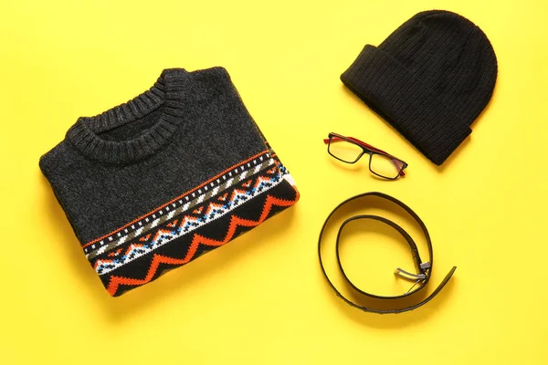 Männlicher Pullover Hut Brille Und Gürtel Auf Gelbem Hintergrund — Stockfoto