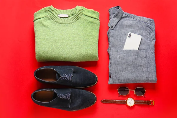 Männliche Kleidung Schuhe Accessoires Und Handy Auf Rotem Hintergrund — Stockfoto