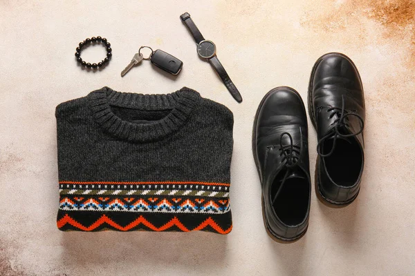 Männlicher Pullover Accessoires Und Schuhe Auf Grunge Hintergrund — Stockfoto