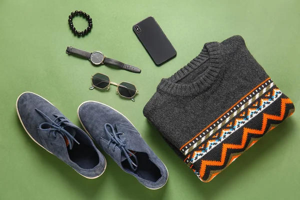 Stilvoller Männerpullover Schuhe Accessoires Und Handy Auf Grünem Hintergrund — Stockfoto