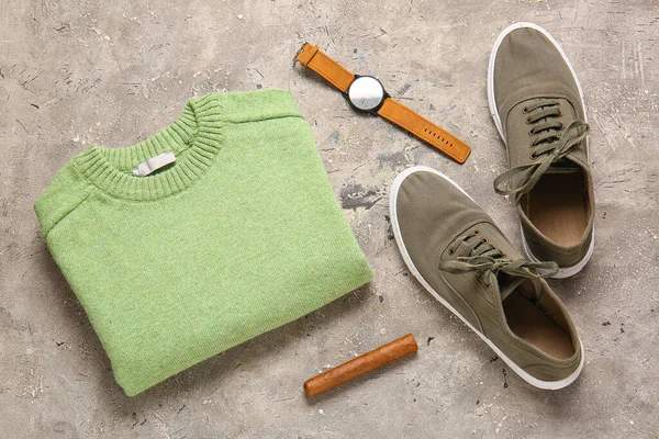 Männlicher Pullover Schuhe Armbanduhr Und Zigarre Auf Grunge Hintergrund — Stockfoto