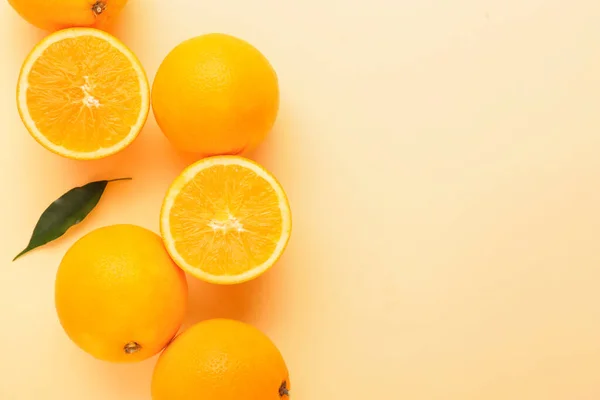 Свіжі Стиглі Апельсини Кольоровому Фоні — стокове фото