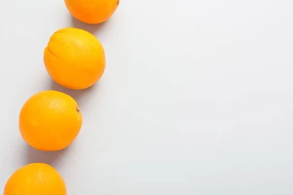 Стиглі Свіжі Апельсини Білому Тлі — стокове фото