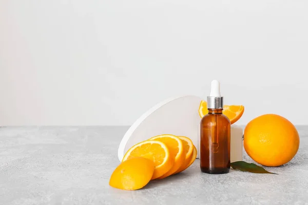 Botella Aceite Esencial Naranja Fresca Sobre Fondo Claro — Foto de Stock