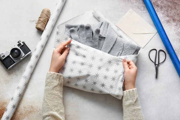 Woman Wrapping Gloves Sweater Table — Stock Photo, Image