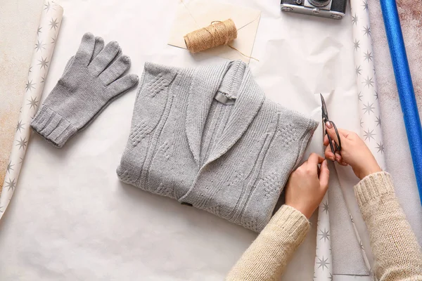 Woman Making Beautiful Gift Table — Fotografia de Stock