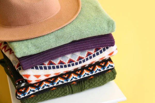 Stack Stylish Sweaters Felt Hat Chair Color Wall Closeup — Stock Photo, Image