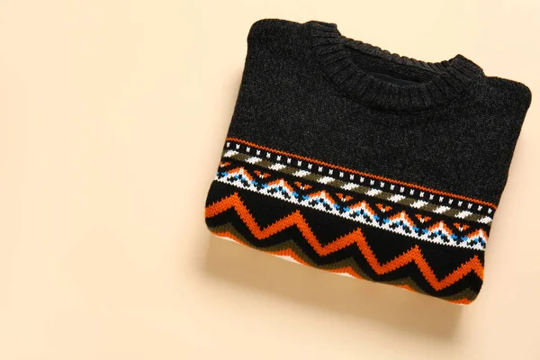 色の背景にスタイリッシュなパターンを持つセーター — ストック写真