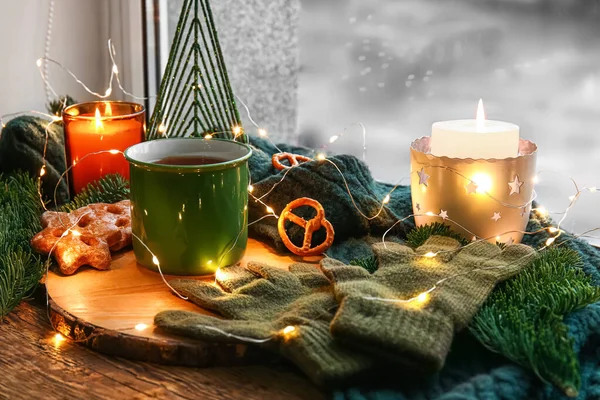 Luvas Quentes Xícara Chá Luzes Natal Velas Acesas Peitoril Janela — Fotografia de Stock