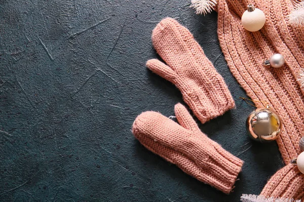 Warme Handschoenen Kerstdecor Zwarte Achtergrond — Stockfoto