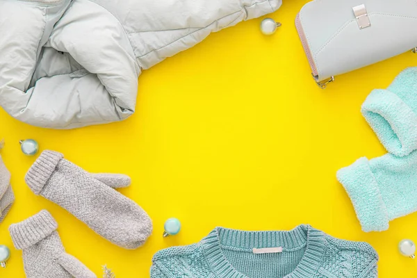 Winterkleidung Tasche Und Weihnachtskugeln Auf Gelbem Hintergrund — Stockfoto