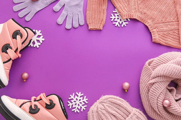Telaio Fatto Vestiti Invernali Scarpe Decorazioni Natalizie Sfondo Colore — Foto Stock