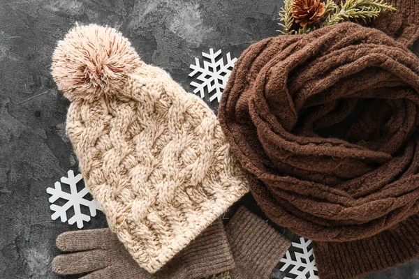 Warm Hat Scarf Gloves Snowflakes Grunge Background — Zdjęcie stockowe