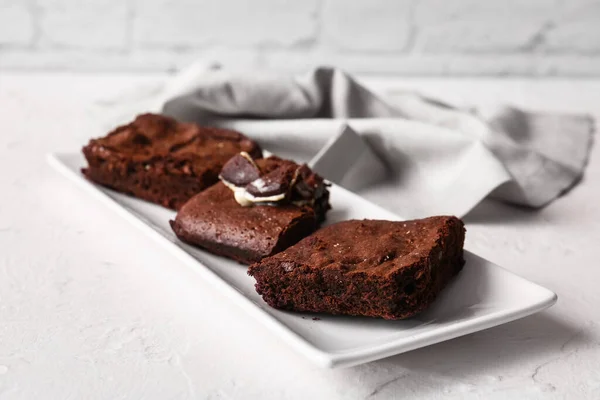 Plate Pieces Tasty Chocolate Brownie Table — Stock Photo, Image