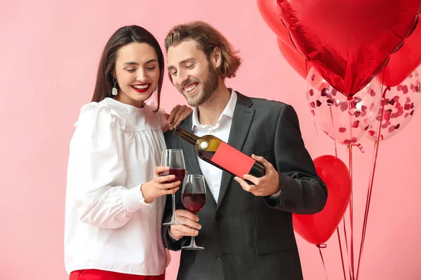 Jovem Casal Feliz Com Balões Vinho Fundo Cor Celebração Dia — Fotografia de Stock