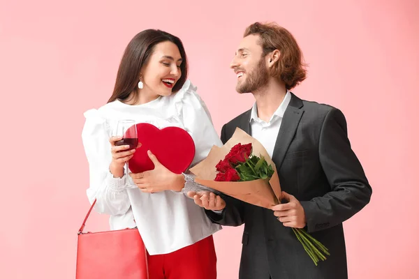 Happy Young Couple Wine Gift Flowers Color Background Valentine Day — Stock Photo, Image