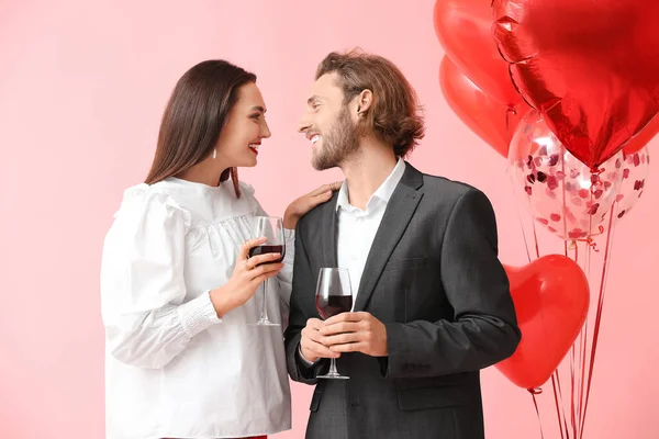 Jovem Casal Feliz Com Balões Vinho Fundo Cor Celebração Dia — Fotografia de Stock