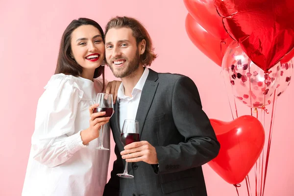 Jovem Casal Feliz Com Balões Vinho Fundo Cor Celebração Dia — Fotografia de Stock