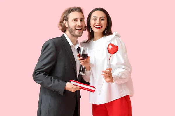 Feliz Pareja Joven Con Vino Regalo Sobre Fondo Color Celebración — Foto de Stock