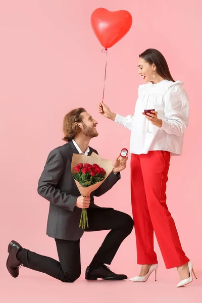 Young Man Proposing His Girlfriend Color Background Valentine Day Celebration — Stock Photo, Image