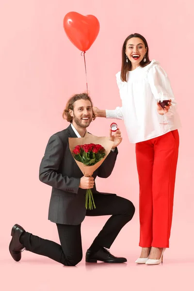 Young Man Proposing His Girlfriend Color Background Valentine Day Celebration — Foto Stock