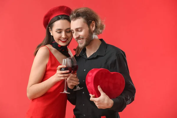 Jovem Casal Feliz Com Vinho Presente Fundo Cor Celebração Dia — Fotografia de Stock