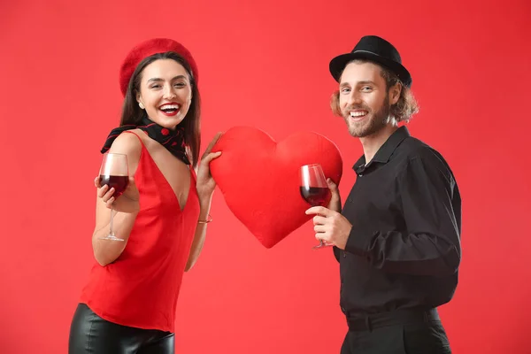 Jovem Casal Feliz Com Vinho Coração Vermelho Fundo Cor Celebração — Fotografia de Stock